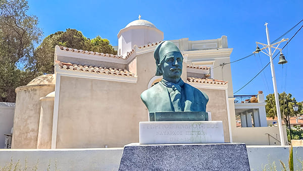 Eglise de Spetses et buste d'un héros de l'indépendance