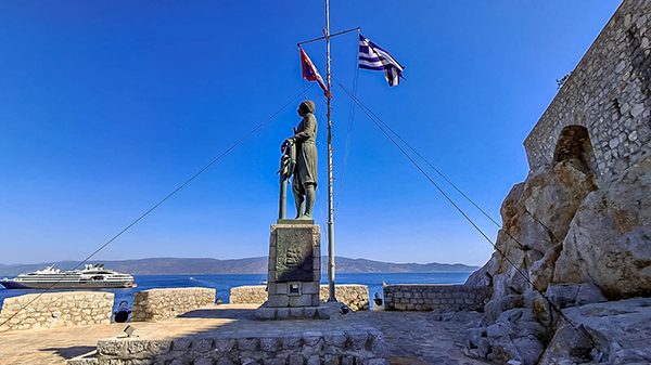 Statue héros grecque-Hellenicamania Travel planner